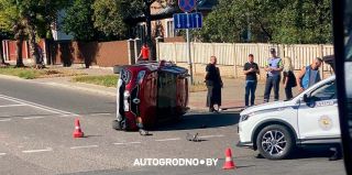 В Гродно опрокинулся Renault. Ситуация у "Табачной фабрики"