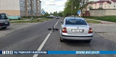 Ребенок вблизи пешеходного перехода пересек дорогу на электросамокате. Водитель не смог остановиться вовремя