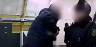 Мужчина замахнулся рукой на сотрудницу таможни. Теперь заплатит огромный штраф