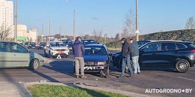 В Гродно столкнулись Haval Jolion и Volkswagen Passat: один водитель пытался успеть проскочить перед другим