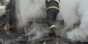 В деревне под Гродно мужчина пытался прогреть двигатель при помощи горящих углей. Сгорел и автомобиль, и сарай