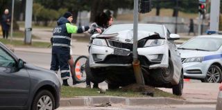 В Гродно водитель легковушки заехал на светофор возле Радиоволны. Комментарий ГАИ