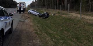 Женщина за рулем уснула, наехала на авто, стоявшее на обочине, а оно – на другую женщину. ДТП на М6 под Лидой