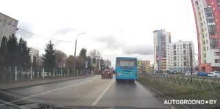 "Не хочу, чтобы мои жена и дочка встретили такого водителя в момент перехода дороги!" Читатель АвтоГродно поделился видео