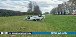 Молодая мама отвлеклась на ребенка в люльке и съехала с дороги. Оба в больнице