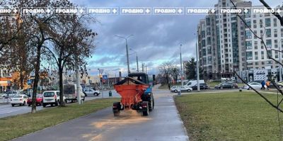 Коммунальные службы Гродно посыпают асфальт солью и песком