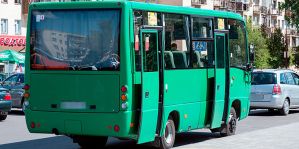 Белоруска упала, выходя из автобуса, и потребовала моральную компенсацию. Что решил суд?