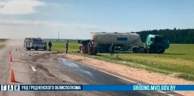 Авария на загородной дороге вблизи Гродно: грузовик столкнулся с попутным погрузчиком