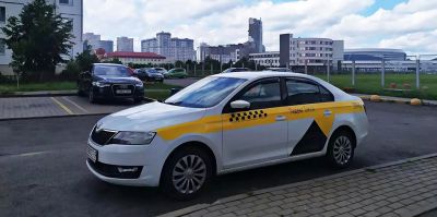 У водителей "Яндекс Такси" появится скидка на комиссии агрегатора. Пока в России