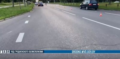 В Лиде ребенок на электросамокате оказался под колесами легковушки прямо на "зебре"