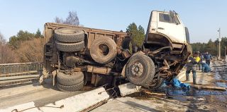 У МАЗа лопнуло колесо прямо на мосту через Неман, где идет капитальный ремонт. Грузовик опрокинулся