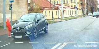 В Гродно на улице Дзержинского едва не сбили ребенка. Читатель прислал видео