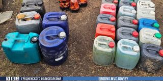 На личном подворье у тракториста нашли не только топливо в канистрах, но и запчасти к рабочей технике. Названа сумма ущерба