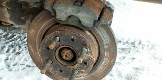 Перепады температуры, реагенты, но не только. Почему зимой возникают проблемы с тормозами