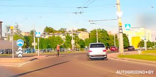 Водитель BMW X5 опасно "пролетел" на красный мимо пешехода и это засняли на видео. ГАИ: водитель установлен