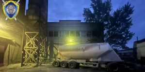 Водитель погиб при разгрузке цементовоза: разорвался шов цистерны