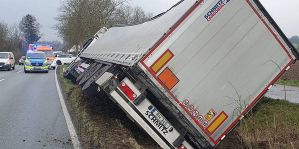 В Германии пьяный белорус на 40-тонной фуре съехал с дороги и врезался в дерево