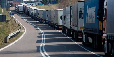 "Просто ужас, как они работают". Водители большегрузов в "Каменном Логе" о ситуации на границе с Литвой