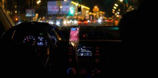 В Гродно пятеро мужчин хотели поехать в одном автомобиле такси. Но водитель в поездке отказала. В деле разбирается милиция