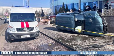 Водителю BMW стало плохо за рулем, она выехала на тротуар и совершила наезд на ребенка. Видео из Минска