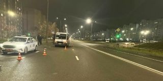 Маршрутка поворачивала на улицу Южную и сбила женщину на переходе. ДТП в Гродно