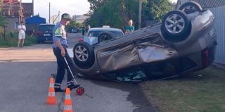 На тихой улочке в Гродно водитель такси умудрился опрокинуть другую легковушку. В ГАИ прокомментировали