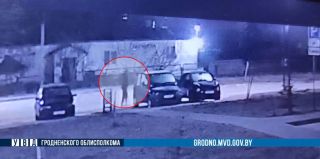 В Волковыске подростки прогулялись по парковке – 11 автомобилей остались покалеченными