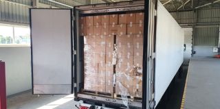 По документам – сосиски, а в реальности – забитый под завязку полуприцеп с сигаретами на 4 млн евро