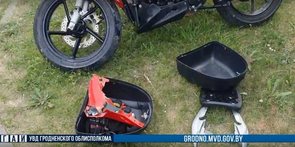 Водитель легковушки поворачивала налево и не заметила мотоциклиста. Тот пытался увернуться от удара, но не вышло