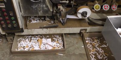 Полиция Литвы накрыла подпольную фабрику контрафактных сигарет, работавшую в Каунасе. Там работали и белорусы