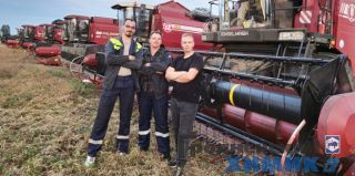 Гродненские химики уехали в деревню на помощь аграриям. Каково это: заводчанину-горожанину работать в поле?