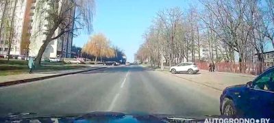 Превью фото к статье На улице Белуша водитель VW стал выталкивать соседа на встречку: напоминаем особенность знака "Конец полосы"...