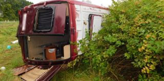 Критические 68 км/ч против реальных 98 км/ч: маршрутка с пассажирами улетела в кювет при обгоне во время дождя