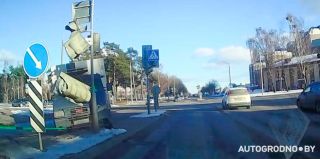 В Гродно во время буксировки грузовик врезался в светофор. Как это было + рассказ водителя