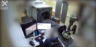 На пассажира автобуса из Литвы указал служебный пес. Гродненские таможенники нашли пузырек в косметичке