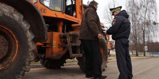 "Сверить наличие и состояние сельхозтехники с данными бухучета". Сотрудники милиции Гродно контролируют посевную кампанию
