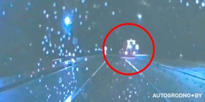 На трассе М6 водитель грузовика вынудил автомобилиста выехать на встречку на полном ходу. Видео