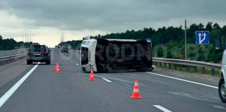 На трассе М6 "Минск-Гродно" опрокинулась маршрутка. Официальный комментарий