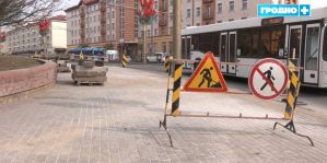 Дороги и тротуары восстанавливают после зимы в Гродно: Советскую заканчивают, "Белкард" продолжают