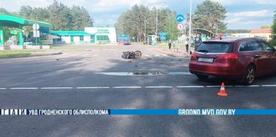 Мотоцикл после удара упал, а мотоциклист пролетел еще несколько метров и врезался в столб. Жуткое ДТП в Дятлово