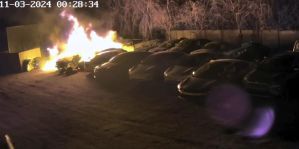 Появилось видео пожара в Колодищах, где дотла сгорели Porsche Taycan и пять Tesla
