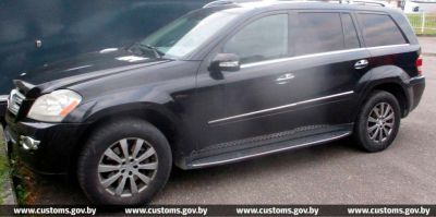 Из-за границы в Беларусь въехал Mercedes с тайниками: гродненская таможня показала "секретные" места кроссовера