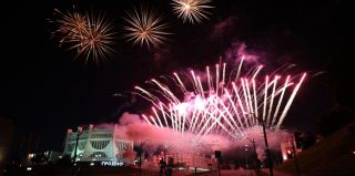 Собираетесь на салют без машины? Город пустит дополнительный транспорт, чтобы все вернулись домой. Сохраняйте и делитесь!