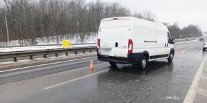 Женщина решила перейти трассу М6 вне перехода и попала под колеса микроавтобуса. Ее личность еще устанавливают