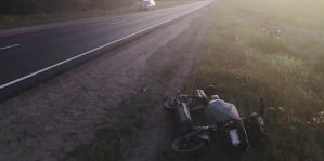 Скутерист двигался по обочине, а потом врезался в Opel с молодым водителем за рулем. ДТП под Сморгонью