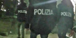 Полиция приехала на ДТП, а пришлось защищать семью белоруса. На месте аварии собралось около 50 родственников сбитого подростка