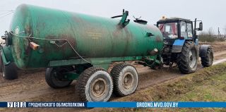 Механизатор подъехал на тракторе с бочкой к опушке леса и слил удобрение. Счет идет на тонны