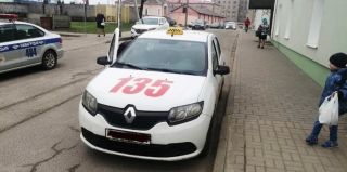 Женщина пошла через дорогу, когда таксист поехал назад. В итоге – травмы