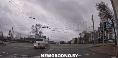 "Перепутал направление стрелки?": в Гродно на видео попал странный и опасный маневр водителя Infiniti