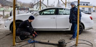 "За 16 лет конкурентов так и не появилось". Журналисты съездили на единственный на весь Скидель шиномонтаж